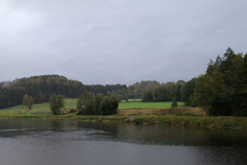 Da hinten fährt die Bahn